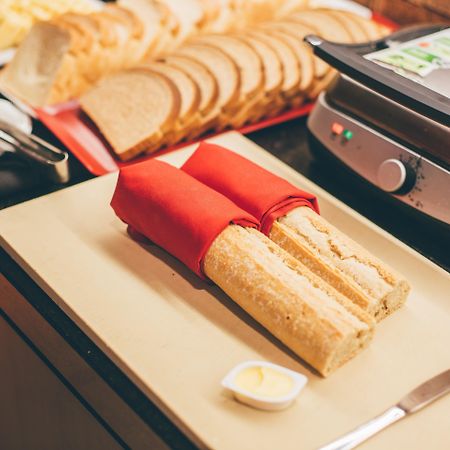Cullinan Hplus Premium 브라질리아 외부 사진 A panini press