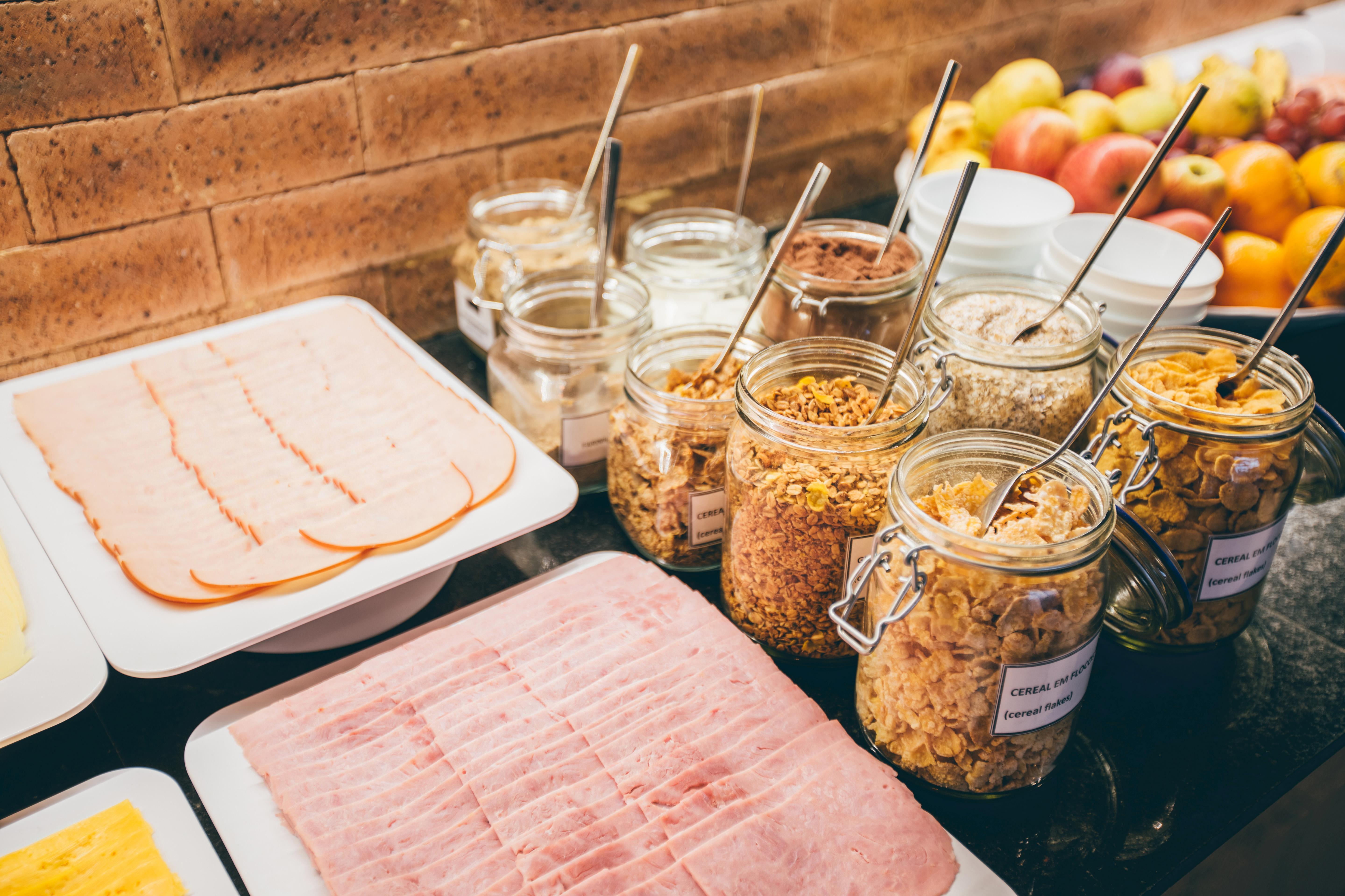 Cullinan Hplus Premium 브라질리아 외부 사진 Müsli and ham at a breakfast buffet