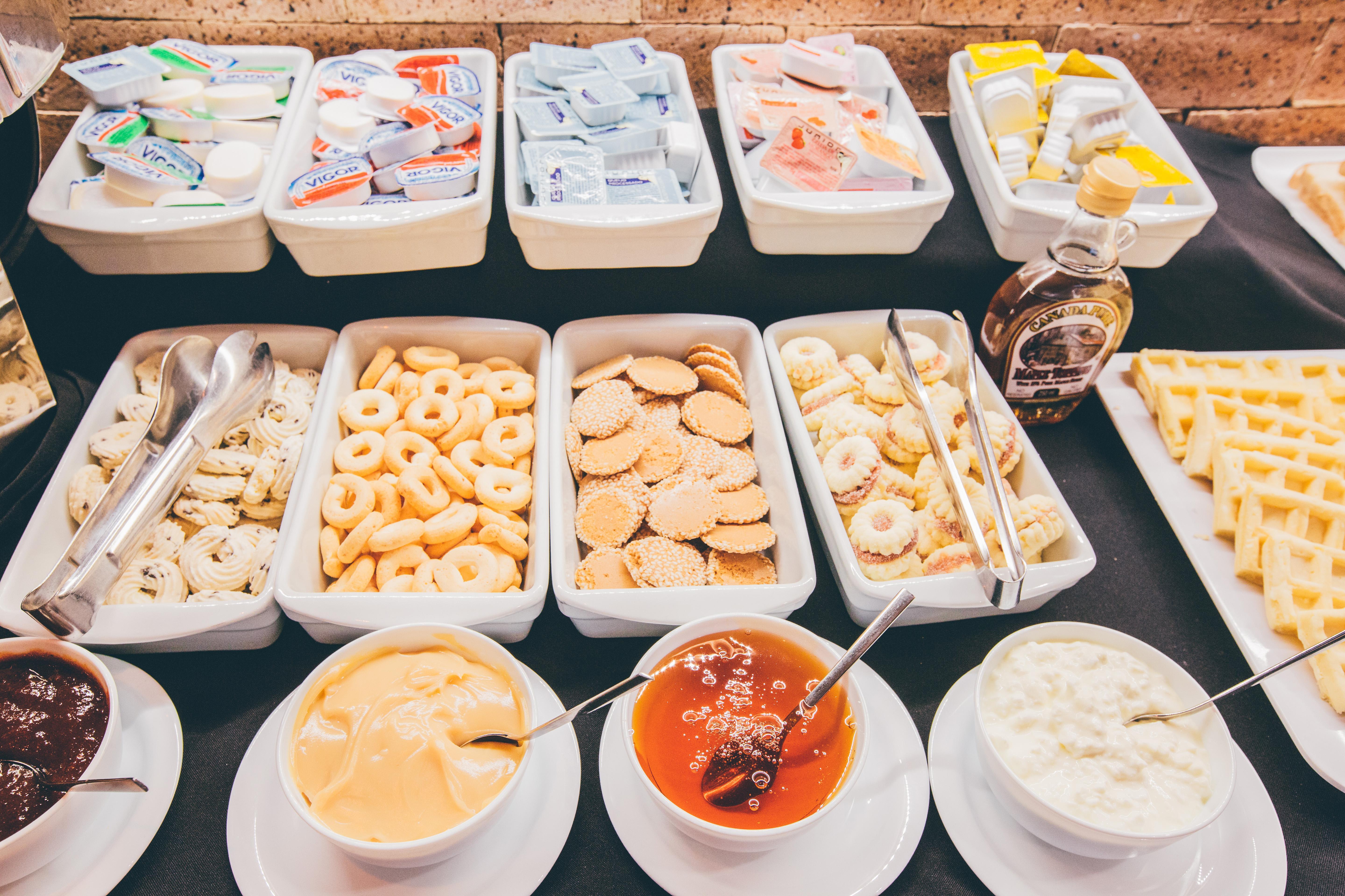 Cullinan Hplus Premium 브라질리아 외부 사진 A selection of cheese at a buffet
